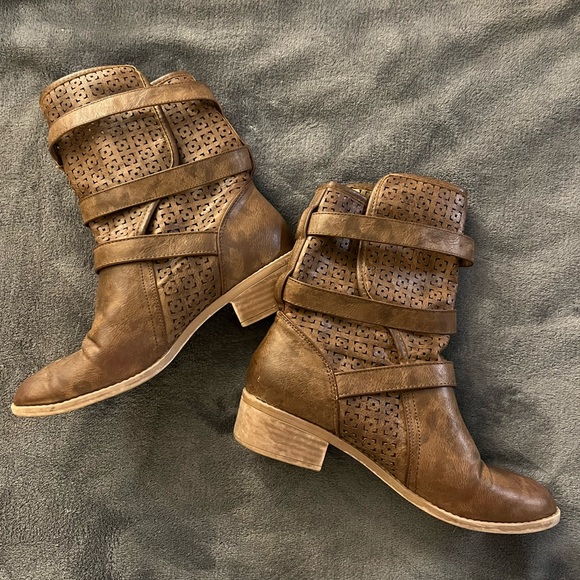 Just Fab slouchy brown boots perforated design with buckles - Picture 2 of 3